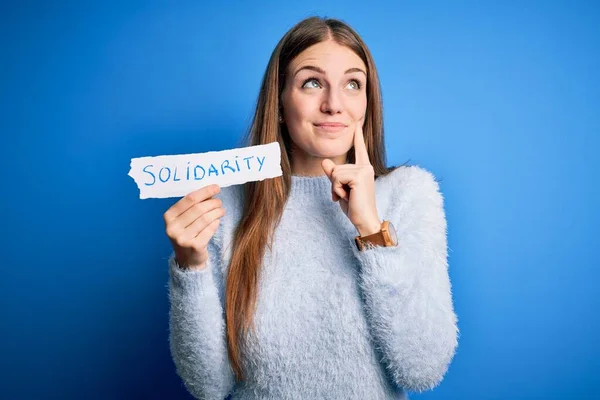 Joven Hermosa Pelirroja Sosteniendo Papel Con Mensaje Solidaridad Sobre Fondo —  Fotos de Stock