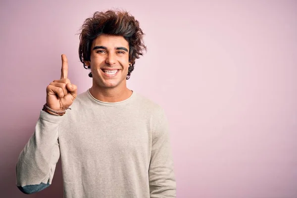 Junger Gutaussehender Mann Lässigem Shirt Steht Vor Isoliertem Rosa Hintergrund — Stockfoto