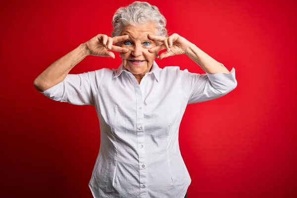 Ältere Schöne Frau Trägt Elegantes Hemd Das Über Isoliertem Rotem — Stockfoto