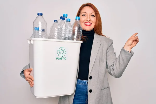 Joven Hermosa Pelirroja Reciclando Sosteniendo Bote Basura Con Botellas Plástico — Foto de Stock