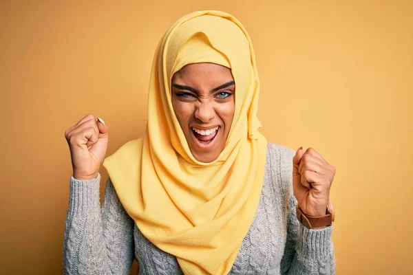 Giovane Bella Ragazza Afro Americana Indossa Hijab Musulmano Sfondo Giallo — Foto Stock