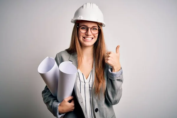 Jonge Mooie Roodharige Architect Vrouw Dragen Bril Veiligheidshelm Houden Blauwdrukken — Stockfoto