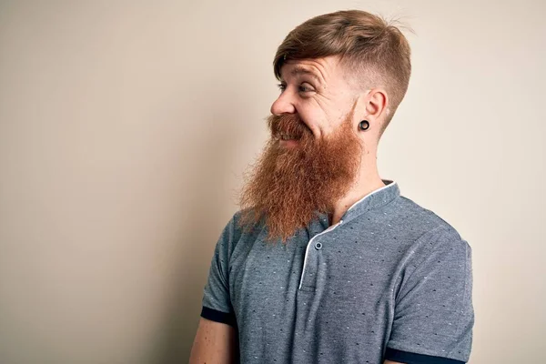 Bonito Irlandês Ruiva Homem Com Barba Braço Tatuagem Sobre Fundo — Fotografia de Stock