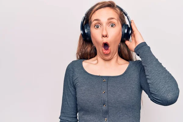 Jovem Mulher Loira Bonita Ouvindo Música Usando Fones Ouvido Assustado — Fotografia de Stock