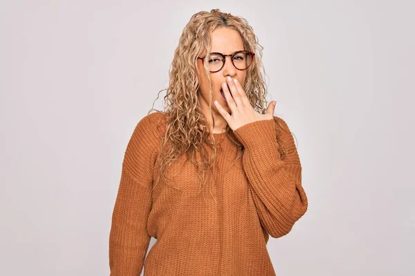 Jonge Mooie Blonde Vrouw Draagt Casual Trui Bril Witte Achtergrond — Stockfoto