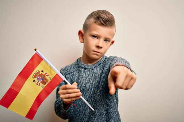 Mladý Malý Kavkazský Kluk Vlajka Španělska Přes Izolované Pozadí Ukazuje — Stock fotografie
