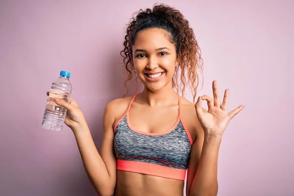 Schöne Sportlerin Mit Lockigem Haar Beim Sport Trägt Sportbekleidung Trinkflasche — Stockfoto