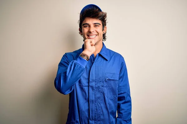 Jovem Mecânico Vestindo Boné Azul Uniforme Sobre Fundo Branco Isolado — Fotografia de Stock