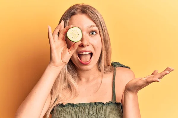 Mladá Krásná Blondýnka Drží Plátek Okurky Slaví Úspěch Šťastným Úsměvem — Stock fotografie