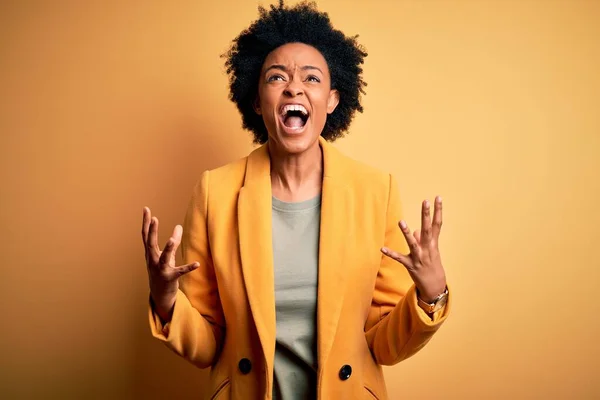 Jovem Bela Afro Americana Afro Empresária Com Cabelo Encaracolado Vestindo — Fotografia de Stock