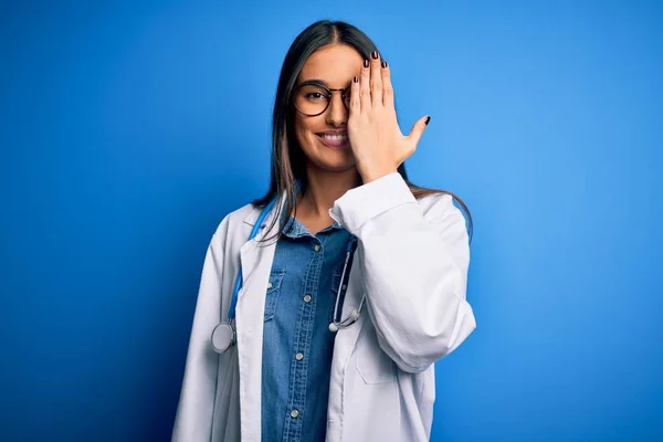 Jonge Mooie Arts Vrouw Dragen Stethoscoop Bril Blauwe Achtergrond Bedekken — Stockfoto