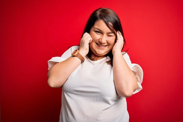 Schöne Brünette Size Frau Lässigem Shirt Über Isoliertem Rotem Hintergrund — Stockfoto