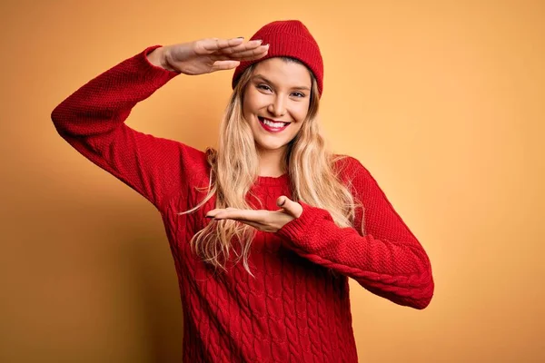 Ung Vacker Blond Kvinna Bär Casual Tröja Och Ull Mössa — Stockfoto