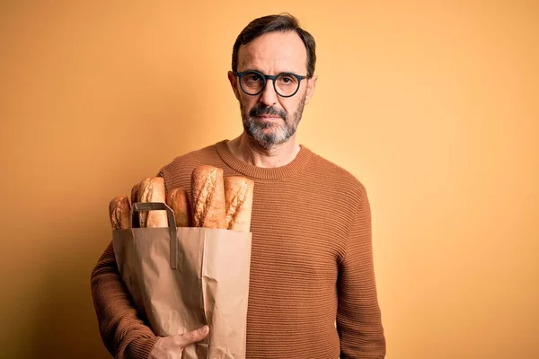 Middelbare Leeftijd Hamsteraar Met Papieren Zak Met Brood Staan Geïsoleerde — Stockfoto