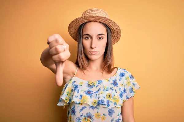 Jeune Belle Femme Portant Shirt Décontracté Chapeau Été Sur Fond — Photo