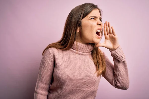 Hermosa Mujer Joven Con Jersey Cuello Alto Sobre Fondo Rosa — Foto de Stock