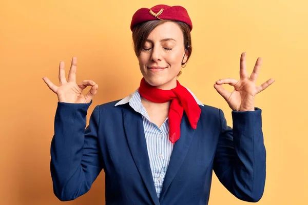 Jovem Mulher Bonita Usando Uniforme Aeromoça Relaxar Sorrir Com Olhos — Fotografia de Stock