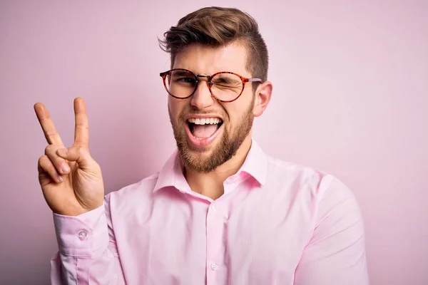 Homem Loiro Bonito Jovem Com Barba Olhos Azuis Vestindo Camisa — Fotografia de Stock