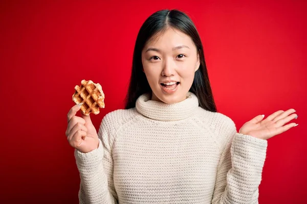 Jonge Aziatische Vrouw Eten Zoete Smakelijke Belgische Wafel Rood Geïsoleerde — Stockfoto