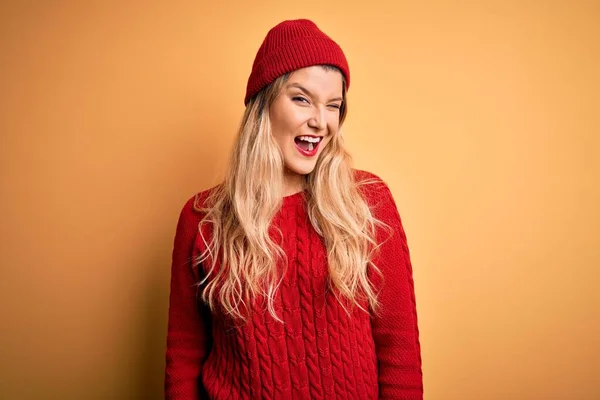 Young Beautiful Blonde Woman Wearing Casual Sweater Wool Cap White — Stock Photo, Image