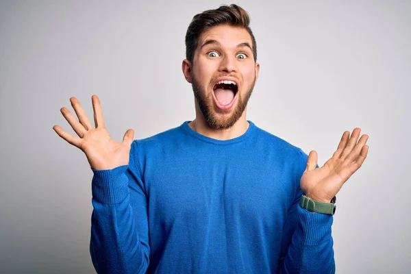 Joven Hombre Rubio Guapo Con Barba Ojos Azules Usando Suéter —  Fotos de Stock