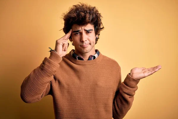 Homem Bonito Jovem Vestindo Camisa Casual Suéter Sobre Fundo Amarelo — Fotografia de Stock