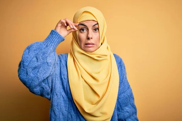 Jovem Bela Morena Muçulmana Mulher Vestindo Árabe Hijab Sobre Fundo — Fotografia de Stock