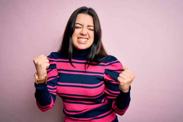 Giovane Bruna Donna Elegante Indossa Camicia Righe Sfondo Rosa Isolato — Foto Stock