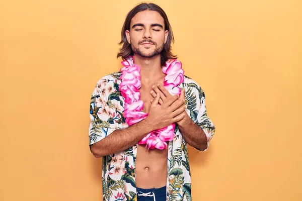Ung Stilig Man Badkläder Och Hawaiian Lei Leende Med Händerna — Stockfoto