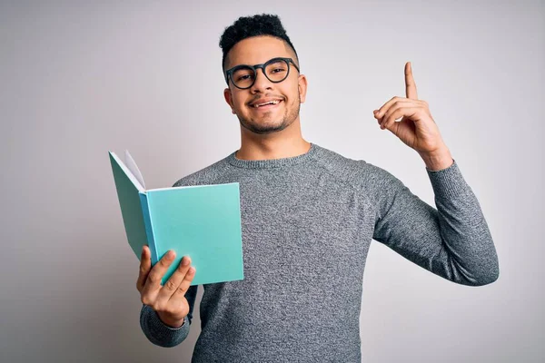 Joven Estudiante Inteligente Guapo Leyendo Libro Sobre Fondo Blanco Aislado —  Fotos de Stock