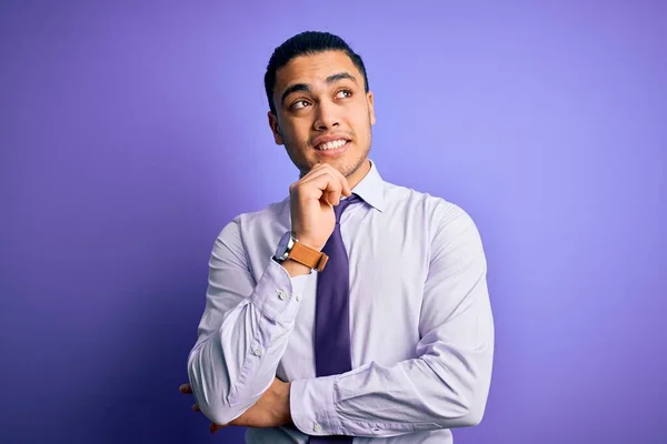 Jovem Empresário Brasileiro Vestindo Gravata Elegante Sobre Fundo Roxo Isolado — Fotografia de Stock