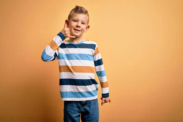 Pequeño Niño Caucásico Con Ojos Azules Usando Camisa Rayas Colores — Foto de Stock