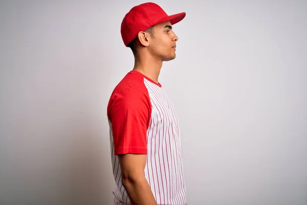 Joven Deportista Afroamericano Guapo Con Camiseta Béisbol Rayas Gorra Mirando — Foto de Stock