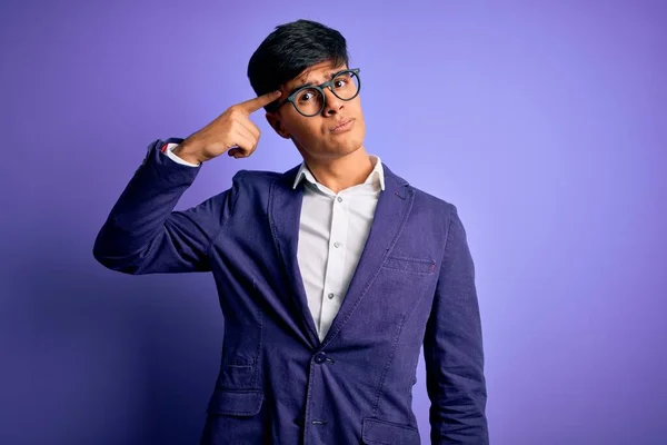 Молодой Привлекательный Бизнесмен Пиджаке Очках Изолированном Фиолетовом Фоне Указывает Недовольство — стоковое фото
