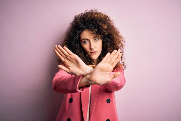 Jonge Mooie Zakenvrouw Met Krullend Haar Piercing Dragen Elegante Jas — Stockfoto