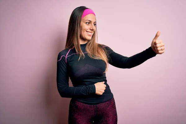 Ung Blond Fitness Kvinna Bär Sport Träningskläder Över Isolerad Bakgrund — Stockfoto