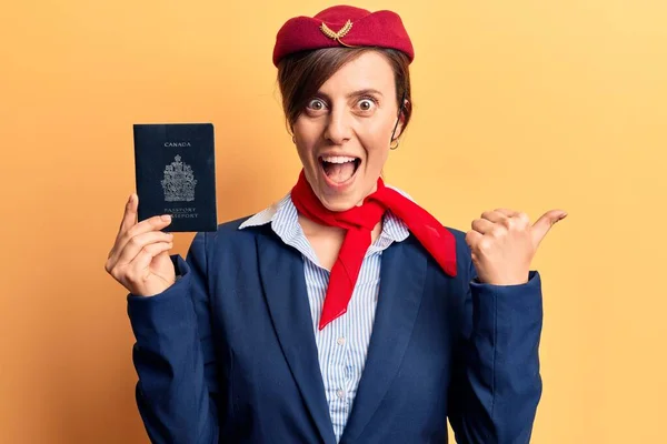 Jeune Belle Femme Portant Uniforme Hôtesse Air Tenant Passeport Canadien — Photo