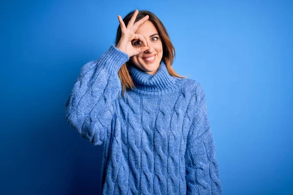 Giovane Bella Donna Bruna Indossa Casual Maglione Dolcevita Sfondo Blu — Foto Stock