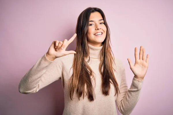 Ung Vacker Flicka Bär Casual Turtleneck Tröja Stående Över Isolerade — Stockfoto