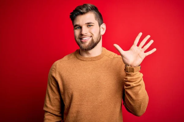 Jonge Blonde Man Met Baard Blauwe Ogen Dragen Casual Trui — Stockfoto