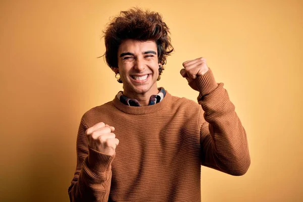 Homem Bonito Jovem Vestindo Camisa Casual Suéter Sobre Fundo Amarelo — Fotografia de Stock