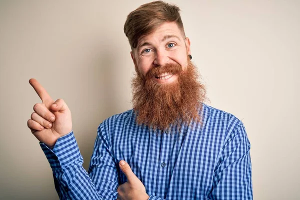 Guapo Irlandés Pelirrojo Hombre Negocios Con Barba Pie Sobre Fondo —  Fotos de Stock