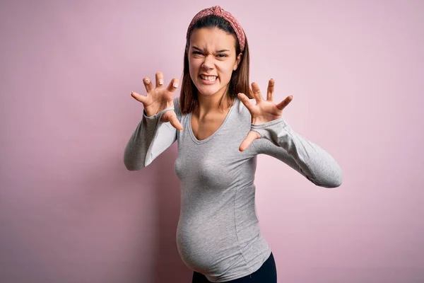 Jeune Belle Adolescente Enceinte Attendant Bébé Sur Fond Rose Isolé — Photo