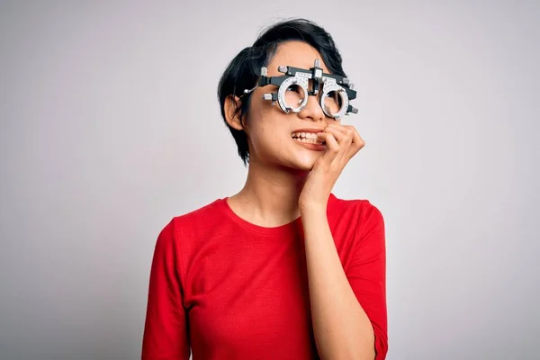 Молодая Красивая Азиатская Девушка Очках Оптометрии Стоящая Изолированном Белом Фоне — стоковое фото