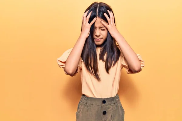 Menina Bonita Usando Roupas Casuais Sofrendo Dor Cabeça Desesperada Estressada — Fotografia de Stock