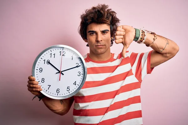 Jeune Bel Homme Tenant Une Grande Horloge Debout Sur Fond — Photo
