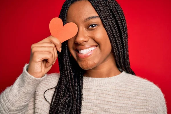 Молодая Африканская Американка Романтической Бумагой Форме Сердца Красном Изолированном Фоне — стоковое фото