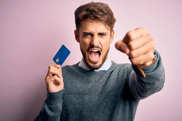 Joven Cliente Con Barba Sosteniendo Tarjeta Crédito Para Pago Sobre —  Fotos de Stock