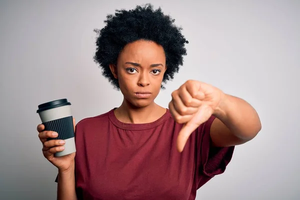 Jovem Afro Americana Afro Mulher Com Cabelo Encaracolado Beber Xícara — Fotografia de Stock