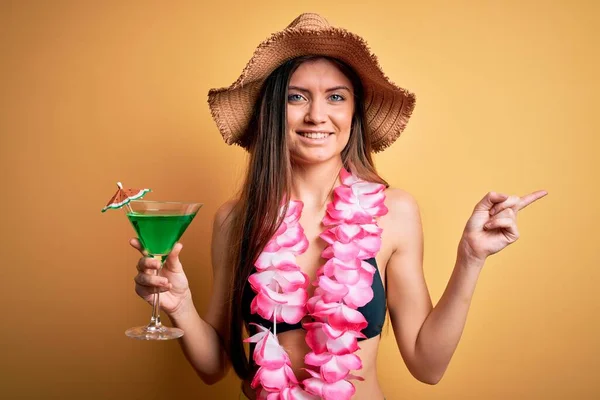 Schöne Frau Mit Blauen Augen Urlaub Bikini Und Hawaiianischem Lei — Stockfoto